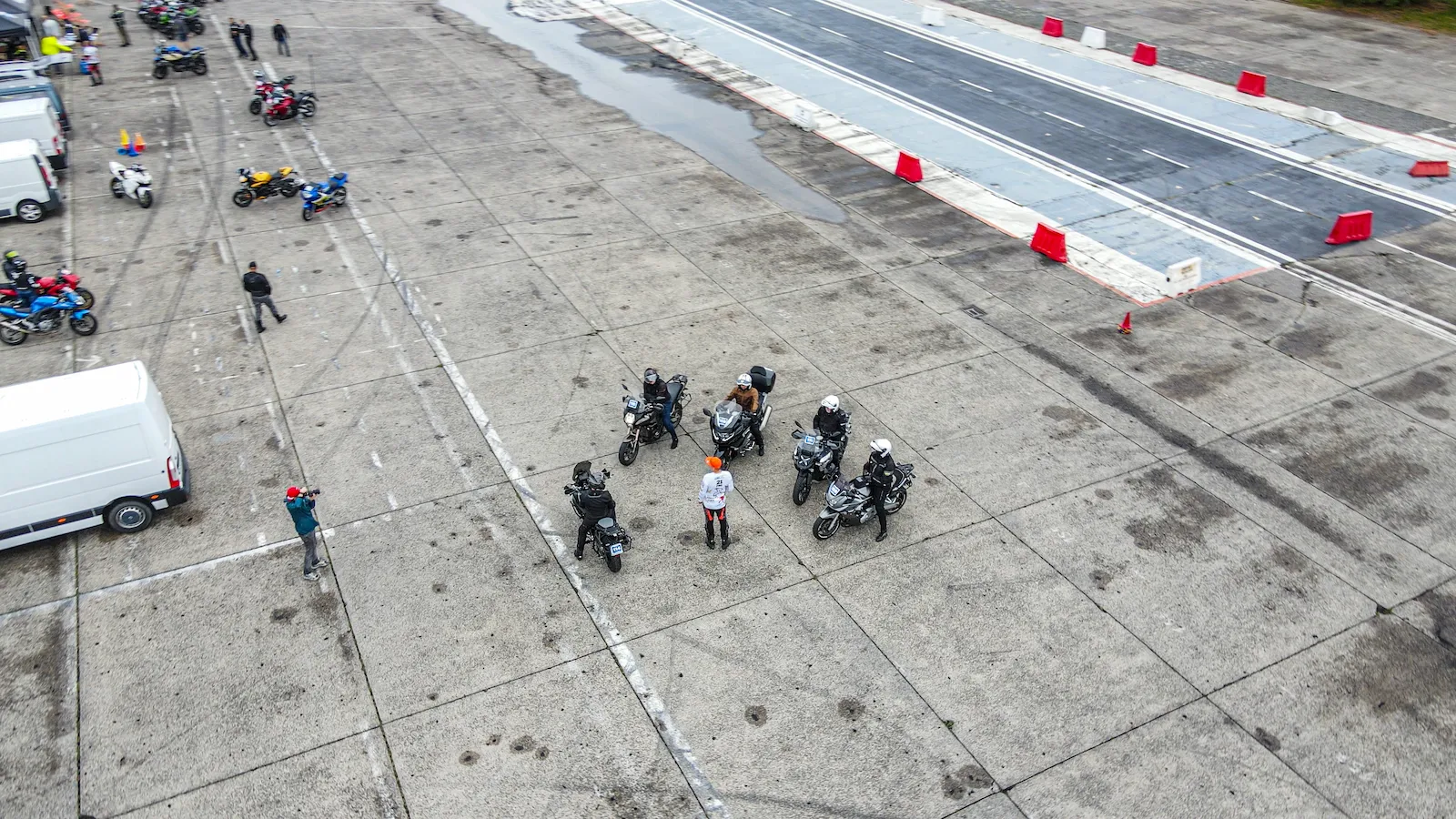 Trening motogymkhany na placu z pachołkami