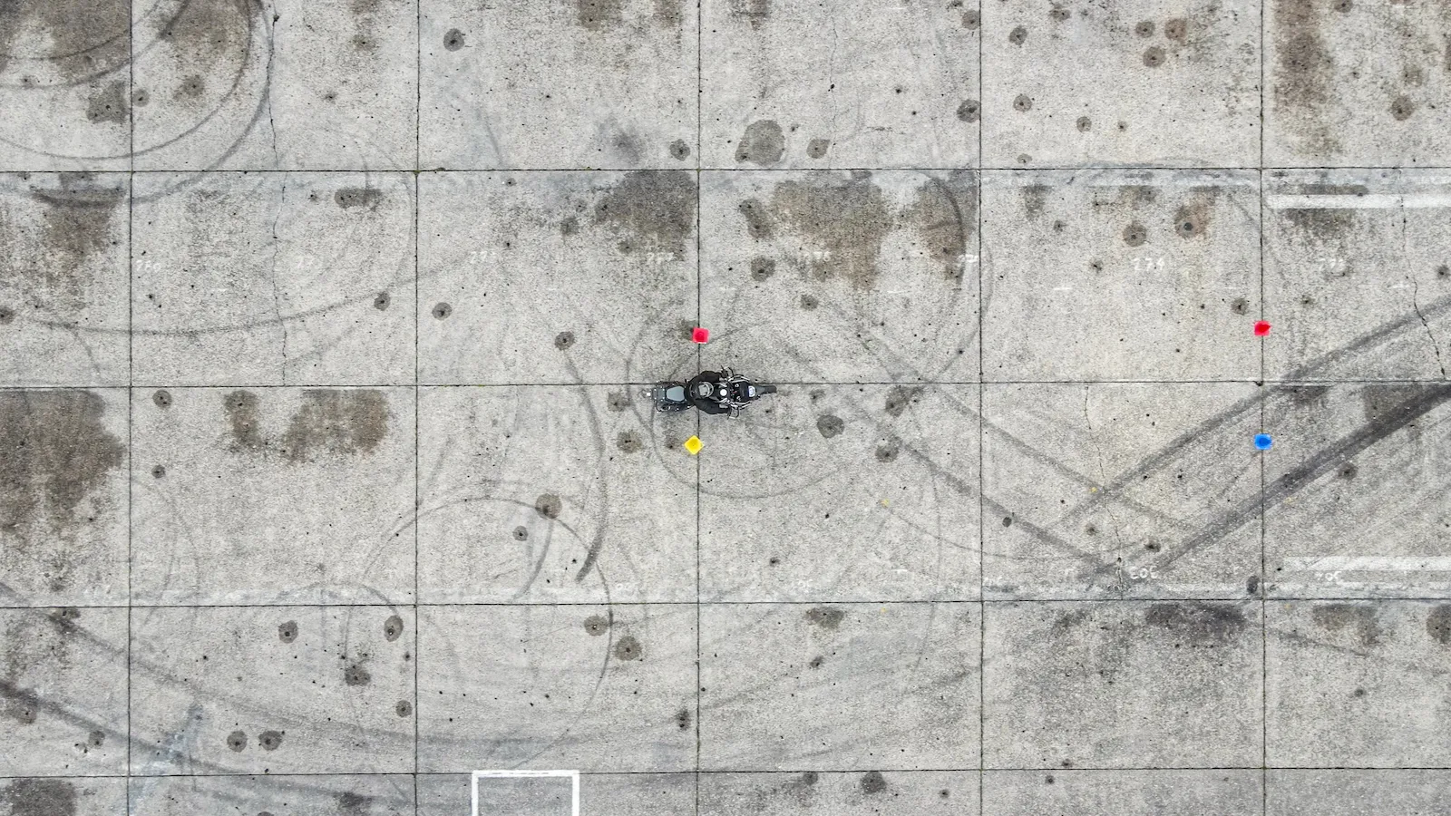 Motocyklista podczas ciasnego manewru na treningu gymkhany