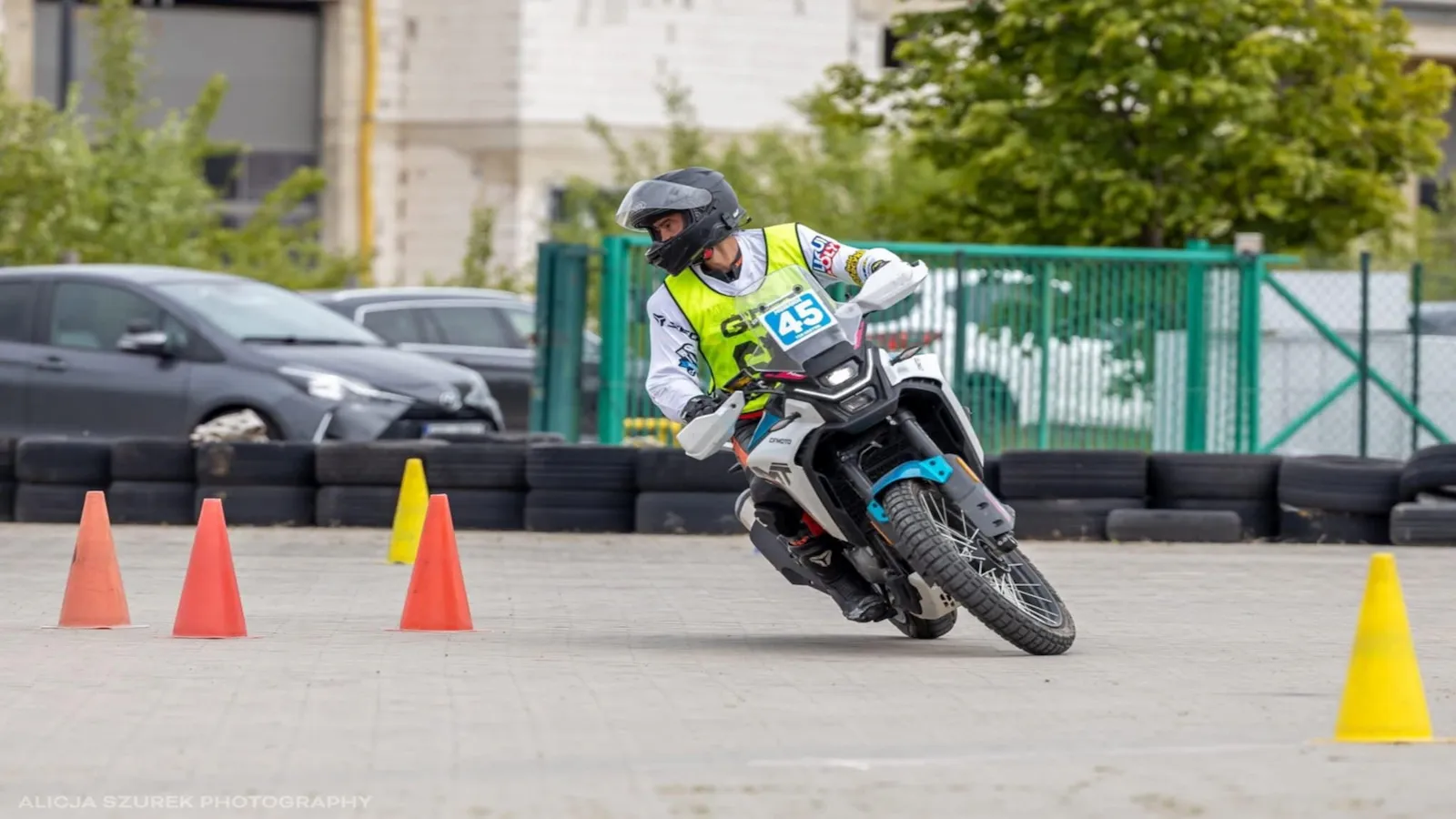 Trening motocyklisty na torze motogymkhany